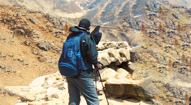 A man carrying blue bag pack in his back during everest region treks